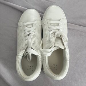 White tennis shoe. Target 9.5